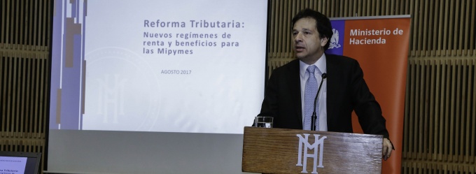 Subsecretario de Hacienda, Alejandro Micco, inaugura charla a profesores de la Región Metropolitana que imparten la especialidad de contabilidad sobre aspectos de los nuevos regímenes de la Reforma Tributaria.