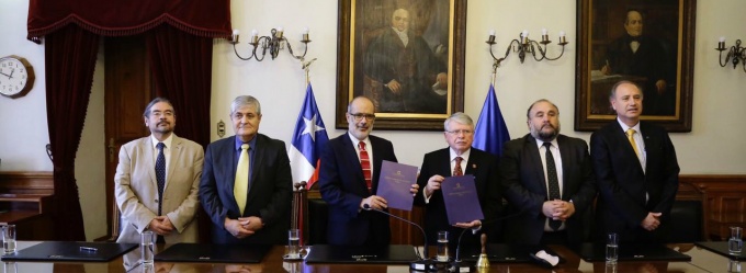 Rodrigo Valdés y Hugo Dolmestch firman Plan de estímulo al retiro de los funcionarios del Poder Judicial.