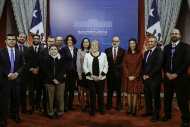 10 de agosto: Ministro Rodrigo Valdés y Presidenta Michelle Bachelet junto al equipo técnico que redactó los proyectos de ley que crean el Nuevo Ahorro Colectivo.
