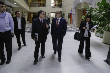 1 de agosto: Ministro Valdés dialoga con el senador Ricardo Lagos Weber antes de participar en la votación de indicaciones al proyecto que crea el Fondo de Infraestructura en la Comisión de Hacienda del Senado.
