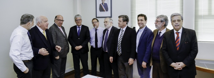 Ministro de Hacienda junto a parlamentarios de la Nueva Mayoría de las Comisiones de Hacienda del Senado y la Cámara de Diputados.
