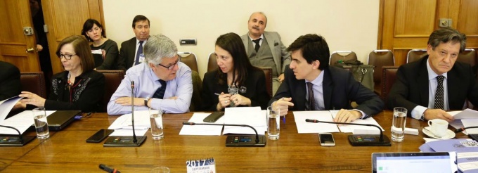 Ministro de Hacienda, Nicolás Eyzaguirre, junto a la subsecretaria de Hacienda, Macarena Lobos, en la Comisión de Hacienda de la Cámara de Diputados.