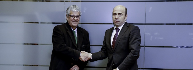 Ministro de Hacienda, Nicolás Eyzaguirre, saluda al contralor general de la República, Jorge Bermúdez.