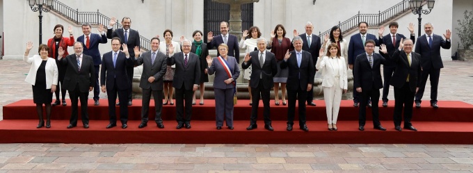 El jefe de las finanzas públicas participó en la fotografía oficial del Gabinete junto a la Presidenta Bachelet.