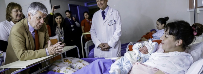 Ministro de Hacienda visita la sala de maternidad del Hospital Félix Bulnes, para hacer entrega del nuevo ajuar del Programa de Apoyo al Recién Nacido, del Chile Crece Contigo.