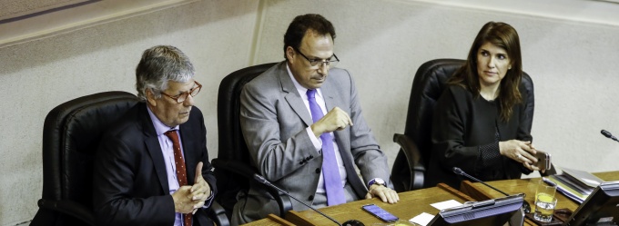 Ministros Eyzaguirre, de la Fuente y Narváez abordan proyecto que contiene diversas medidas de índole tributaria en Sala del Senado.
