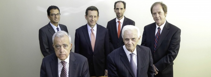 El Comité Financiero está integrado por José De Gregorio (presidente), Cristián Eyzaguirre (vicepresidente), Ricardo Budinich, Jaime Casassus, Martín Costabal e Igal Magendzo.
