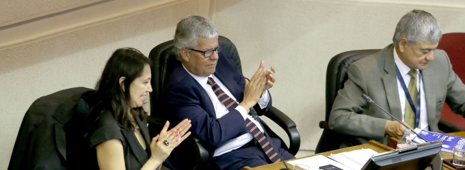 Ministro de Hacienda, Nicolás Eyzaguirre, subsecretaria de Hacienda, Macarena Lobos, y director de Presupuestos, Sergio Granados, celebran la aprobación del Presupuesto 2018.