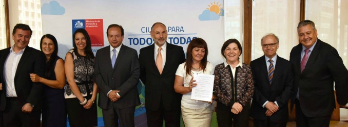 Subsecretaria de Hacienda firma convenio con Minera Collahuasi y Ministerio de Vivienda por donación a zona afectada por incendios.