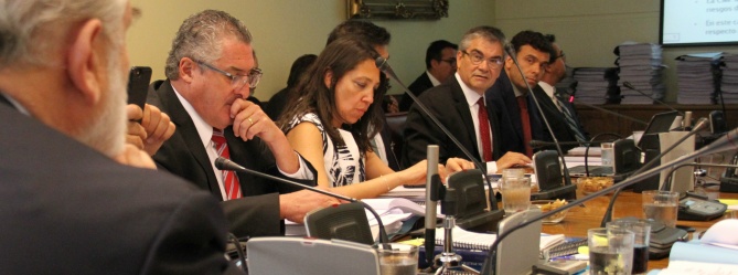 Comisión de Hacienda del Senado discute en general el proyecto de ley que modifica la Ley General de Bancos.