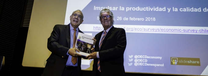 Ministro de Hacienda, Nicolás Eyzaguirre, recibe el informe económico 2018 sobre Chile de manos del secretario general de la OCDE, Ángel Gurría.