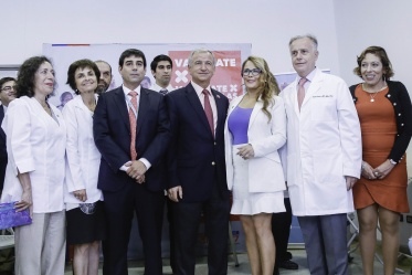 Ministro de Hacienda, Felipe Larraín, junto al titular de Salud, Emilio Santelices, llamaron a vacunarse contra la influenza en el Cesfam Luis Ferrada de la comuna de Maipú.
