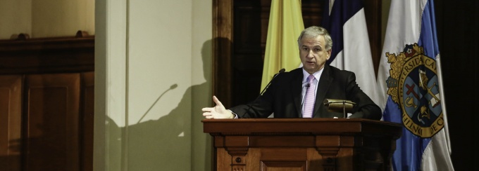 Ministro Larraín expone en seminario de Clapes UC