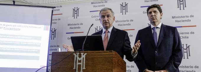 Ministro Felipe Larraín y Director de Presupuestos realizan anuncio fiscal.