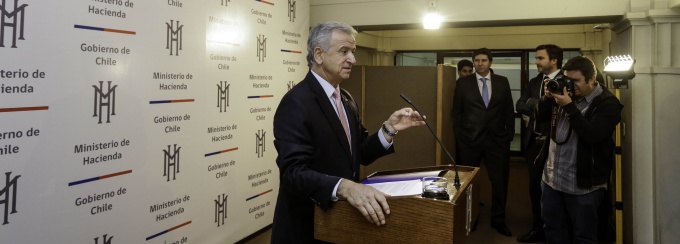 Ministro Larraín anuncia extensión de austeridad fiscal