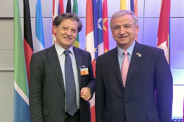 El Ministro de Hacienda Felipe Larraín, se encontró este jueves con el diputado Pablo Lorenzini en la reunión de la OCDE que se realizó en París.