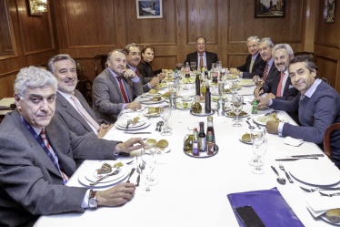 El ministro de Hacienda, Felipe Larraín, almorzó hoy en el Congreso con parlamentarios del Partido Radical.