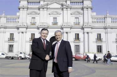 Ministro de Hacienda, Felipe Larraín, se reunió hoy con el Canciller, Roberto Ampuero, frente al Palacio de La Moneda.