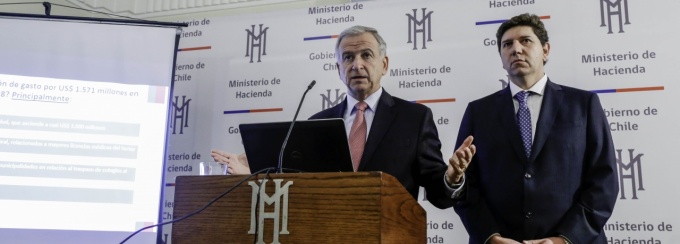 Ministro Felipe Larraín y Director de Presupuestos realizan anuncio fiscal.