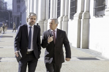 El Ministro de Hacienda, Felipe Larraín, junto al Ministro de Segpres, Gonzalo Blumel, tras reunirse en el Comité Político convocado en La Moneda.
