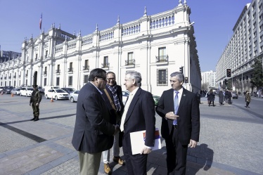 El Ministro de Hacienda, Felipe Larraín, hoy a la salida del comité político en La Moneda conversó con concejales de Puente Alto.