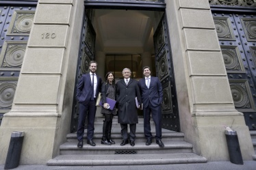 El Ministro de Hacienda, Felipe Larraín, junto al director de Presupuestos y los coordinadores tributarios camino a bilateral con el Presidente en La Moneda.