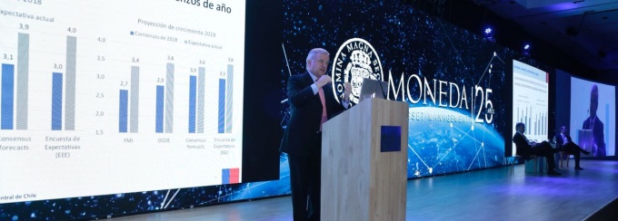 Ministro Larraín en Seminario Moneda Asset Managment