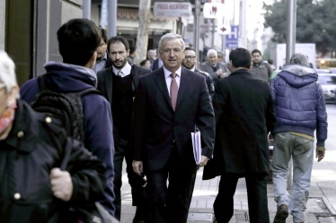  El Ministro de Hacienda, Felipe Larraín, hoy camino al ex Congreso de Santiago para continuar discusión del proyecto de salario mínimo en el Senado.