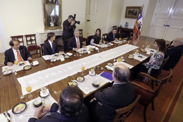 El Ministro de Hacienda, Felipe Larraín, expuso esta mañana los lineamientos del proyecto de Modernización Tributaria en desayuno en La Moneda con representantes de gremios empresariales de las pymes.