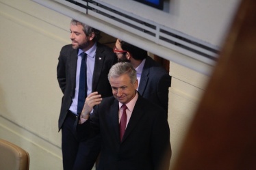  El Ministro de Hacienda, Felipe Larraín, ingresando a la Sala de la Cámara de Diputados a discusión del salario mínimo.