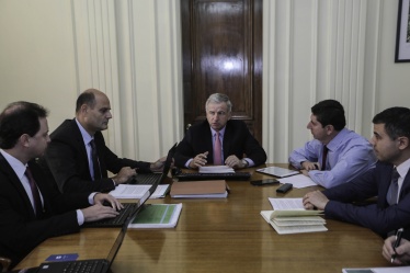 El Ministro de Hacienda, Felipe Larraín, junto al titular de la Dipres, Rodrigo Cerda, se reunieron hoy con una equipo del FMI para analizar el escenario macro.