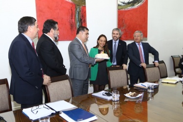 El Ministro de Hacienda, Felipe Larraín, en la celebración de cumpleaños que se realizó para la Ministra Cecilia Pérez durante el Comité Político en La Moneda.