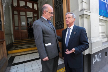 El Ministro de Hacienda, Felipe Larraín, saluda el director del Instituto Superior de Comercio Eduardo Frei Montalva, Jorge Marticorena, previo a la inauguración del Mes de la Educación Financiera.