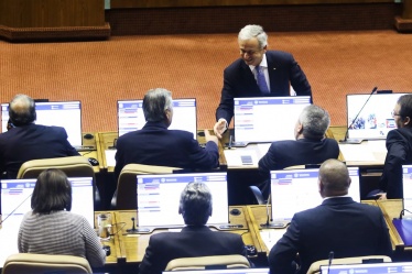 El Ministro de Hacienda, Felipe Larraín, salundo a diputados en el marco de la votación de la nueva ley de bancos.