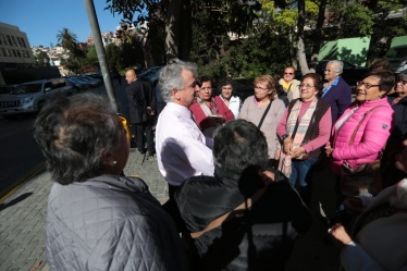 El Ministro de Hacienda, Felipe Larraín, conversó con una agrupación de adultos mayores de La Cruz a la salida del Congreso en Valparaíso.