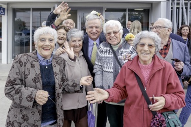 Ministro de Hacienda, Felipe Larraín, junto a un grupo de adultos mayores a la salida de la inauguración de la nueva sucursal de Banco Estado, en la comuna de Lo Espejo.