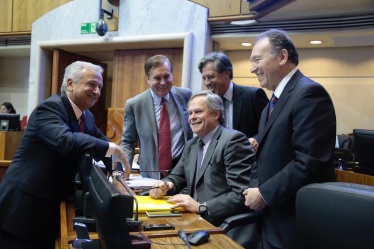 El Ministro de Hacienda, Felipe Larraín, comparte con parlamentarios a su llegada a la Comisión Mixta de Presupuestos, en el Congreso. 