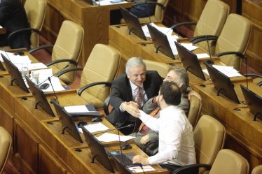 El Ministro de Hacienda, Felipe Larraín, saluda a diputados en la Sala de la Cámara, previo a la discusión en tercer trámite del Presupuesto 2019.