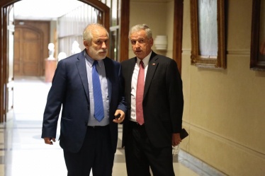Ministro de Hacienda conversa con el presidente del Senado, Carlos Montes, previo a votación de proyecto de Consejo Fiscal Autónomo en la Sala.