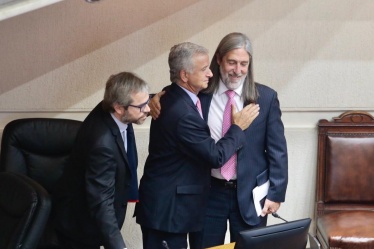  El Ministro de Hacienda, Felipe Larraín, junto al Ministro de Segpres, Gonzalo Blumel, y al senador PS Juan Pablo Letelier, luego de la aprobación del proyecto que crea el CFA.