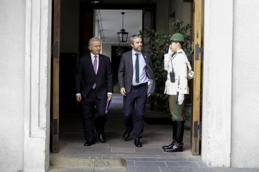 El Ministro de Hacienda, Felipe Larraín, junto a su par de Segpres, Gonzalo Blumel, tras sostener una reunión hoy en La Moneda sobre proyecto de Modernización Tributaria.