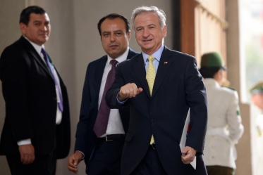 El Ministro de Hacienda, Felipe Larraín, entrando a La Moneda para participar del Consejo de Gabinete.