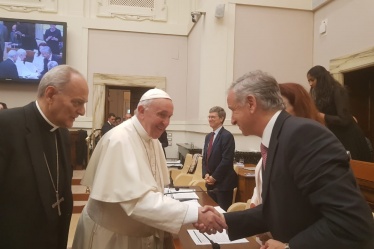 El Ministro de Hacienda, Felipe Larraín, conversó unos minutos con el Papa Francisco en conferencia sobre cambio climático en el Vaticano.