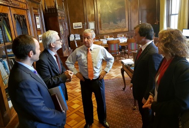 Ministro de Hacienda, Felipe Larraín junto al titular del MOP Juan Andrés Fontaine, el subsecretario de la cartera Lucas Palacios conversan previo a anuncio de aceleración de inversiones.