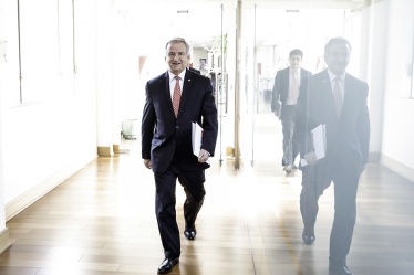 Ministro de Hacienda, Felipe Larraín camino a reunión del CFA.