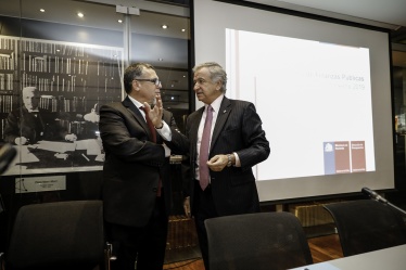 El Ministro de Hacienda, Felipe Larraín, conversa con el presidente de la Comisión Mixta de Presupuestos, el senador Ricardo Lagos Weber.