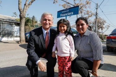 El Ministro de Hacienda, Felipe Larraín, comparte con Vanessa Ipanaqué y su hija, María Francisca Paiva Ipanaqué, en actividad en la comuna de Ñuñoa.