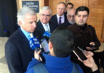 El  Ministro de Hacienda en punto de prensa con medios locales de Valdivia luego de exponer en EESUR 2019.
