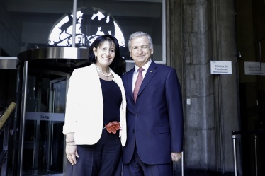 El Ministro de Hacienda, Felipe Larraín, junto a la Tesorera General de la República, Ximena Hernández.
