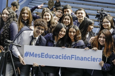En la Inauguración del mes de Educación Financiera, alumnos del Liceo Abdón Cifuentes.